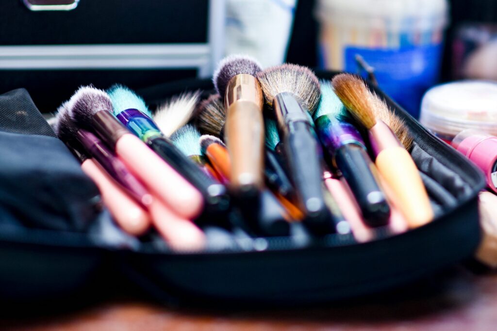 Meikkisivellinlaukku (1) Meikkisivellin laukku