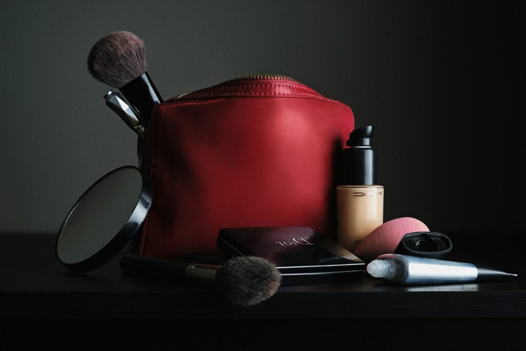 Meikkisivellinlaukku (2) Meikkisivellin laukku