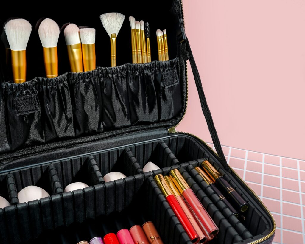 Meikkisivellinlaukku (5) Meikkisivellin laukku