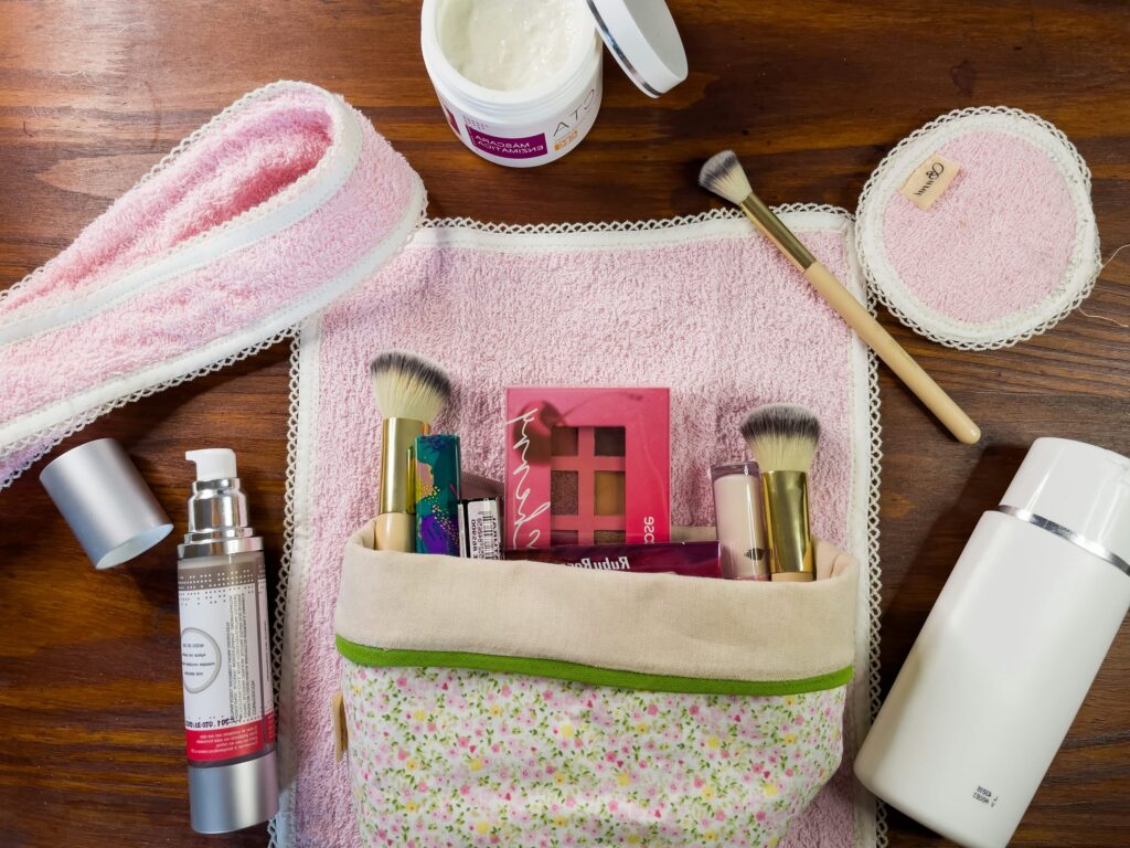 Meikkisivellinlaukku (6) Meikkisivellin laukku