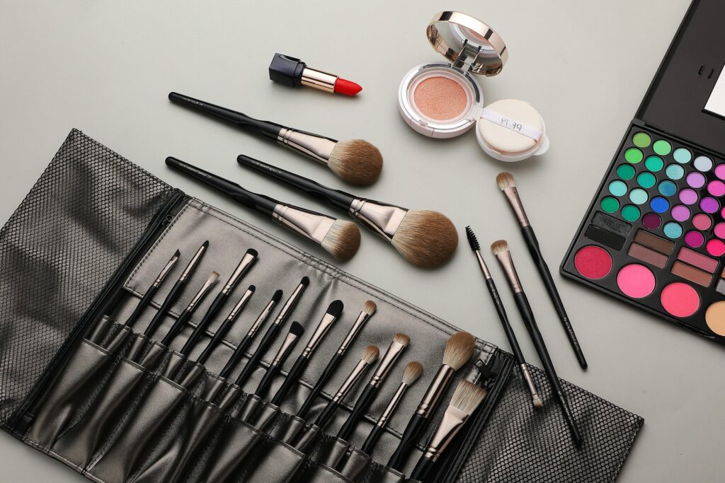 Meikkisivellinlaukku (7) Meikkisivellin laukku