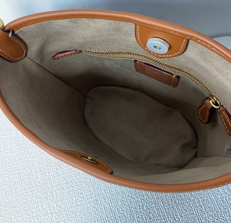 ¿Es más caro Coach o Michael Kors?