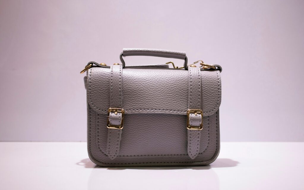 Handtasche vs. Geldbörse (1) Handtasche vs. Geldbörse