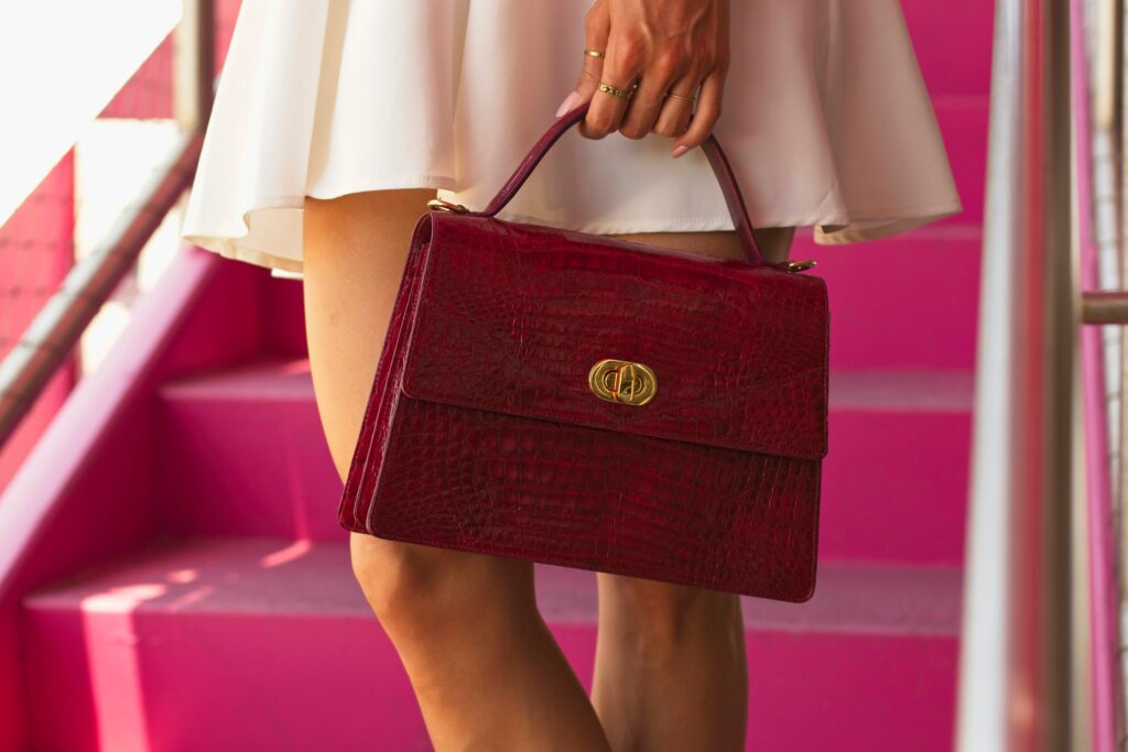 Handtasche vs. Geldbörse (2) Handtasche vs. Geldbörse