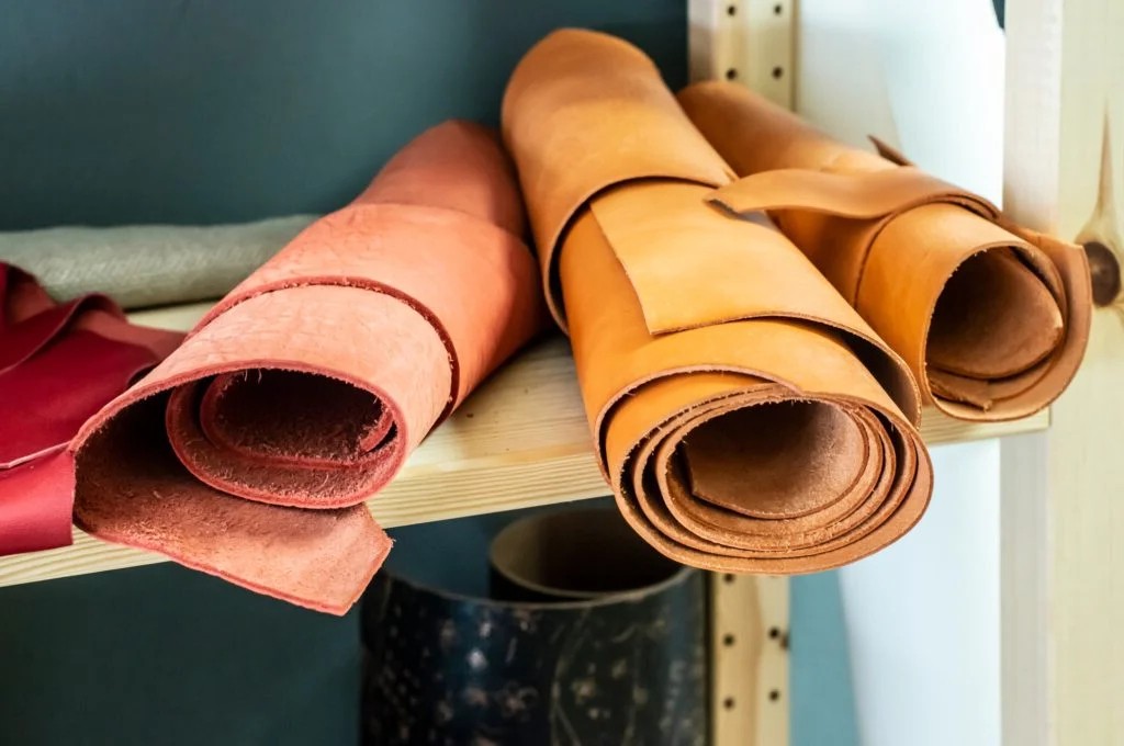 Δέρμα σαφράν έναντι βοτσαλωτού δέρματος (3) Δέρμα Saffiano vs. Πεπλατυσμένο δέρμα